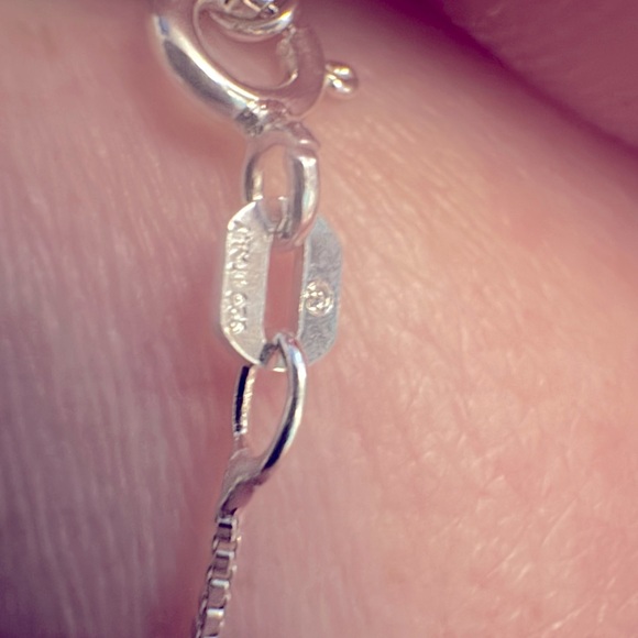 925 sterling silver cross on Serling silver chain - Picture 2 of 4